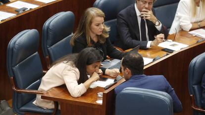 Rocío Monasterio e Ignacio Aguado, este martes, durante la constitución de la Asamblea de Madrid.