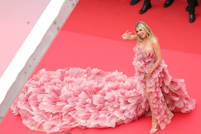 Heidi Klum, con un voluminoso vestido en la alfombra roja de la gala de inauguración de Cannes, este martes.