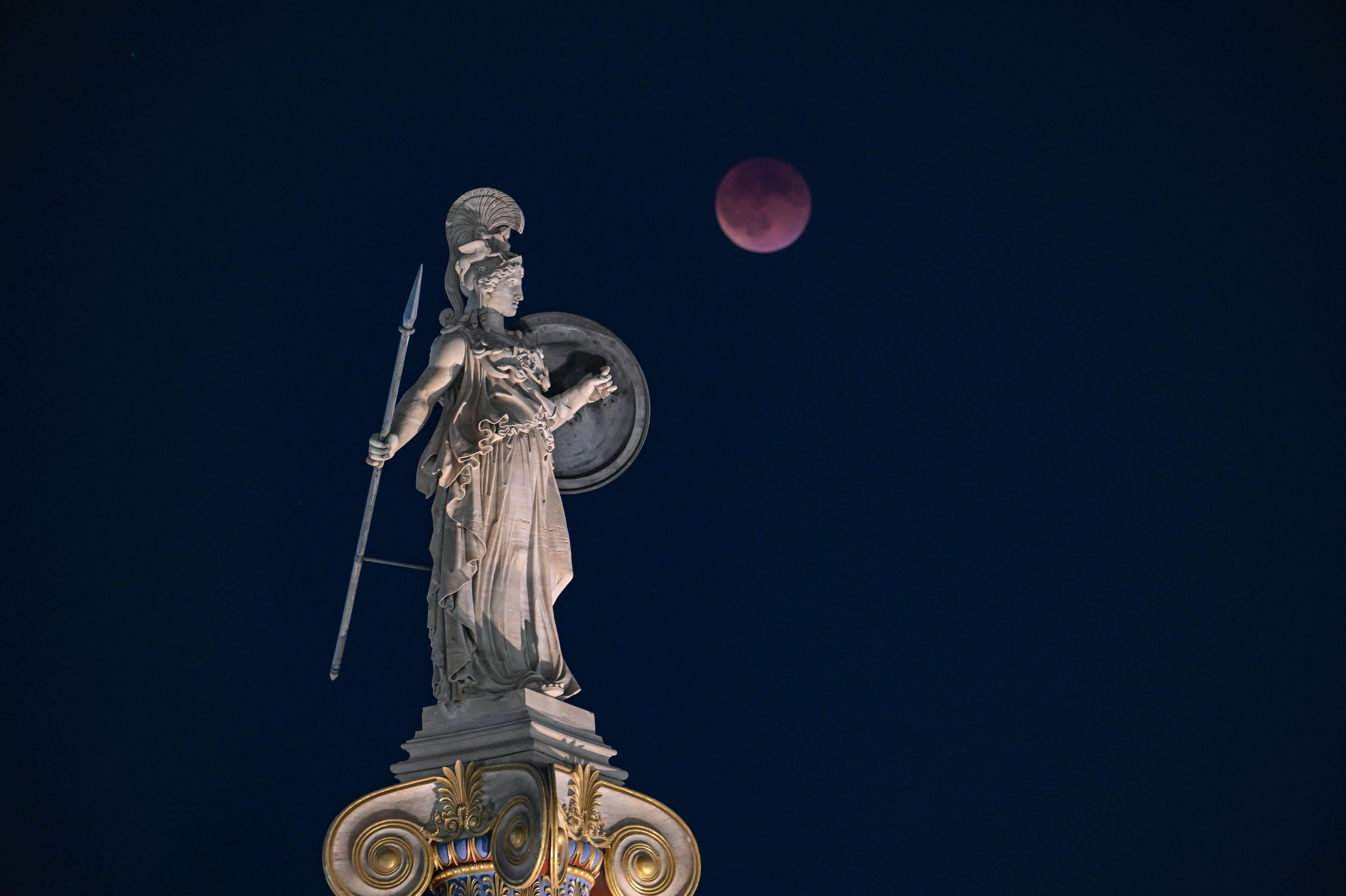 Estatua de la diosa Atenea en la Academia de Atenas (Grecia), el 7 de septiembre. 