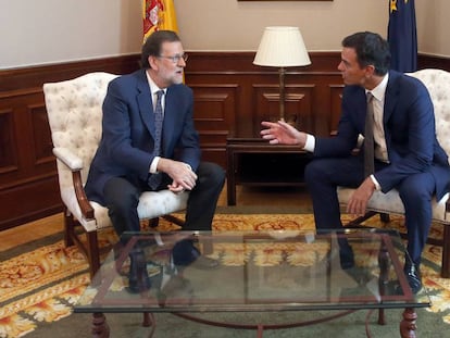 Reuni&oacute;n de Mariano Rajoy y Pedro S&aacute;nchez en el Congreso el pasado a&ntilde;o.