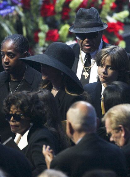 Los padres del cantante, Joe Jackson (detrás) y Katherine (en primer plano) han llegado al Staples Center acompañados de Pr¡nce Michael, de 12 años, hijo mayor del rey del pop.