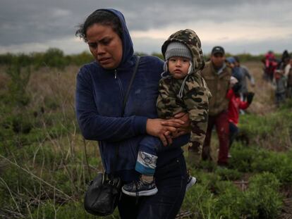 Ana Maria, de El Salvador, tenta chegar aos EUA com o filho de um ano.