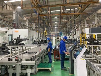 Interior de la fábrica de vehículos industriales de Forklift, el pasado 27 de marzo, en Hefei (provincia de Anhui), China. Guillermo Abril