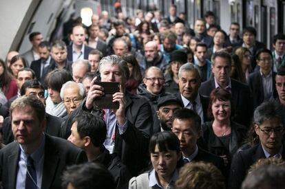 Pasajeros salen de un convoy del metro en plaza España, ayer en Barcelona.