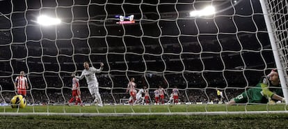 Courtois observa el balón dentro de su portería tras la falta de Ronaldo.