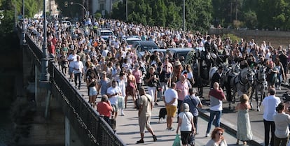 Centenares de sevillanos han acompañado a la carroza fúnebre por el centro de la ciudad. 