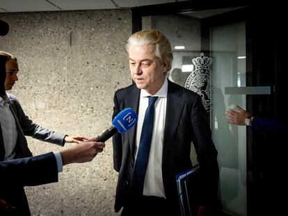 El líder del PVV, Geert Wilders (centro), comparece este miércoles ante la prensa en La Haya.