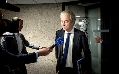 El líder del PVV, Geert Wilders (centro), comparece este miércoles ante la prensa en La Haya.
