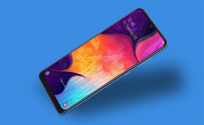 Otra brillante opción si queréis un terminal con triple cámara asequible y compacto es el Samsung Galaxy A50. Su triple módulo de 25, 8 y 5 MP es un sinónimo de fotos de alta calidad sin un desembolso grande. Incluso con su cámara selfie, de nada menos que 25 MP con apertura f/2.0, el resultado es excelente. Puede ser vuestro desde unos 300 euros.