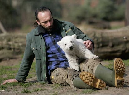 El oso 'Knut' de cachorro junto a su cuidador, Thomas Doerflein.