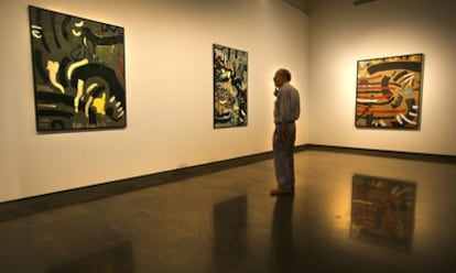 Doro Balaguer observa alguns dels quadres de la seua exposició a la Fundació Chirivella Soriano