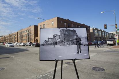 Imagen del 7 de abril de 1968 que muestra a un soldado de la Guardia Nacional junto a un edificio en ruinas, tras los incidentes causados por la muerte de Martin Luther King, en Washington.