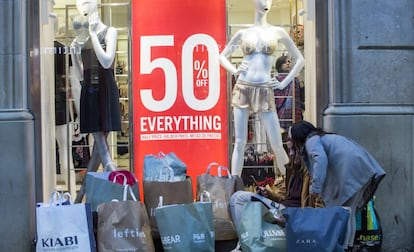 Dos mujeres frente al escaparate de una tienda, en enero en Barcelona.