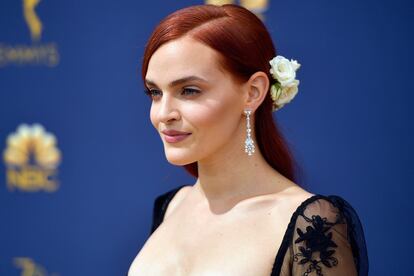 Madeline Brewer, que interpreta a Janine en El cuento de la criada, llenó de flores blancas su melena pelirroja. Un peinado creado por su peluquera, Mara Roszak.