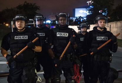 La policía antidisturbios bloquea una autopista durante la tercera noche de protestas en Charlotte. 
