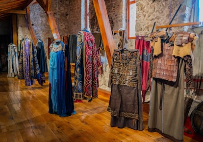 Trajes tradicionales serbios de la época del medievo expuestos en el interior del castillo.