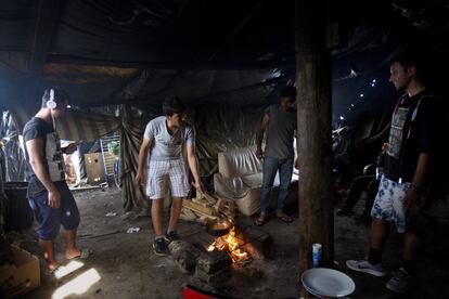 Unos 2.000 inmigrantes viven en un descampado situado en un antiguo vertedero puesto a disposición por el Ayuntamiento de Calais, a unos cinco kilómetros de la ciudad.