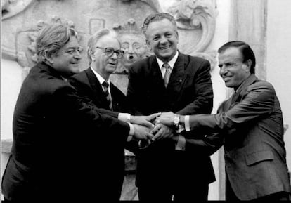 Los presidentes de Uruguay, Alberto Lacalle (desde la izquierda); Brasil, Itamar Franco; Paraguay, Carlos Wasmosy y Argentina, Carlos Menem, se estrechan las manos en su reunión para la firma del acuerdo de libre comercio Mercosur, el 17 de diciembre de 1994.