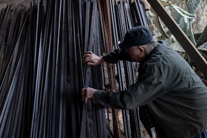 Francisco Gazitúa, escogiendo una pieza de fierro en su taller, en la comuna de Pirque, en Santiago (Chile).