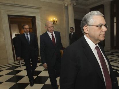 Los líderes de los partidos griegos y el primer ministro Lukas Papademos, a su llegada al encuentro que mantienen en Atenas