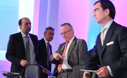 El nuevo CEO de OHL, Juan Osuna, junto a los dos antecesores en el cargo, Tomás García Madrid y Josep Piqué, y al presidente del grupo, Juan Villar-Mir.