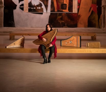 Die Musikerin Begoña Olavide posiert mit mehreren Psalterien.