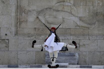 Miembros de la guardia presidencial, frente a un monumento dedicado a los soldados caídos de la plaza Syntagma de Atenas (Grecia).