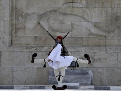 Miembros de la guardia presidencial, frente a un monumento dedicado a los soldados caídos de la plaza Syntagma de Atenas (Grecia).