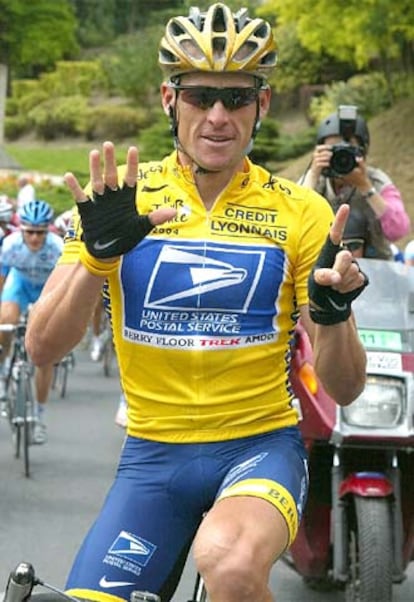 Armstrong señala con los dedos sus seis triunfos en el Tour.