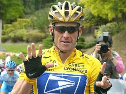 Armstrong señala con los dedos sus seis triunfos en el Tour.