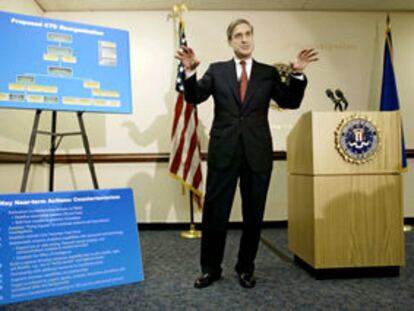 El director del FBI, Robert Mueller, presenta ayer en Washington la nueva organización de la agencia.