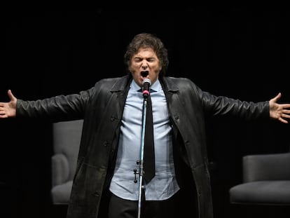 El presidente de Argentina, Javier Milei, durante el lanzamiento de su libro 'Capitalismo, socialismo y la trampa neoclásica' este martes, en el estadio Luna Park en Buenos Aires (Argentina), el miércoles.