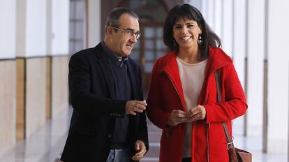 Juan Pedro Yllanes y Teresa Rodr&iacute;guez, en el Parlamento andaluz.