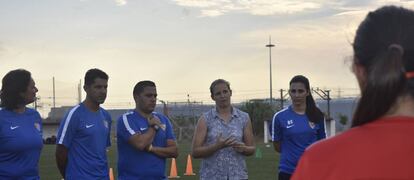 Amparo Gutiérrez reunida con el resto del equipo técnico del Sevilla FC.