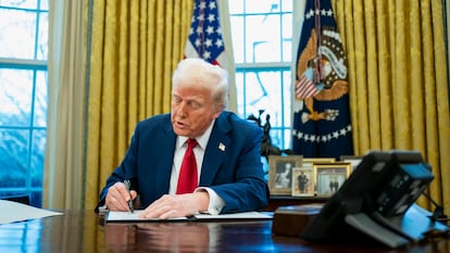 El presidente de Estados Unidos, Donald Trump, durante la firma de dos órdenes ejecutivas en la Despacho Oval de la Casa Blanca, el 31 de enero de 2025.