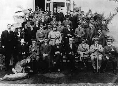 1921: Miembros de la Mesopotamia Commission, entre los que se incluye Gertrude Bell (segunda por la izquierda, segunda fila), T E Lawrence es el cuarto por la derecha en la segunda fila.