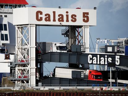 Camiones desembarcan de un ferry que cruza el canal en el puerto de Calais, este martes.