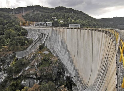 Presa del embalse de Belesar, en Chantada (Lugo), construido por Fenosa y ahora propiedad de Gas Natural.