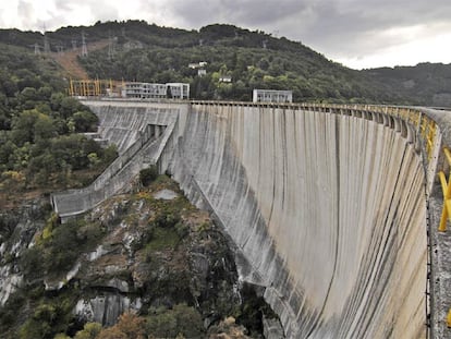 Presa del embalse de Belesar, en Chantada (Lugo), construido por Fenosa y ahora propiedad de Gas Natural.
