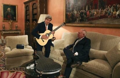El secretario de Estado de EEUU, John Kerry, con la guitarra española que le regaló el ministro español de Asuntos Exteriores, José Manuel García-Margallo, durante la reunión que mantuvieron en el Palacio de Viana, el 18 de octubre de 2015.