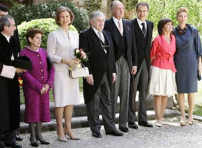 Los Reyes Juan Carlos y Sofía, junto al presidente del Gobierno, José Luis Rodríguez Zapatero (tercero por la derecha), y su esposa, Sonsoles Espinosa ( a su derecha); la ministra de Cultura, Carmen Calvo (segunda en la derecha), y el rector de la Universidad de Alcalá de Henares, Virgilio Zapatero (izquierda), posan con el Premio Cervantes, el poeta español Antonio Gamoneda, durante el acto de entrega de la distinción.