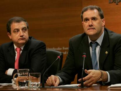 El portavoz de la Diputación guipuzcoana, Koldo Azkoitia (derecha), ayer junto al director de Bidegi.