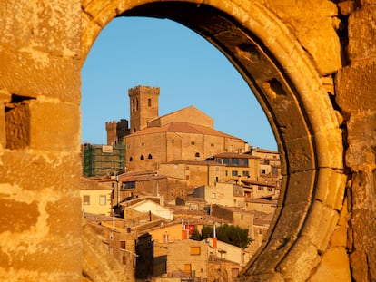 Vista de la iglesia-fortaleza de Santa María de Ujué, en Navarra.