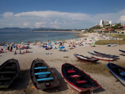 Decenas de personas, este jueves en un caluroso día en la playa de la Fuente, en Vigo.