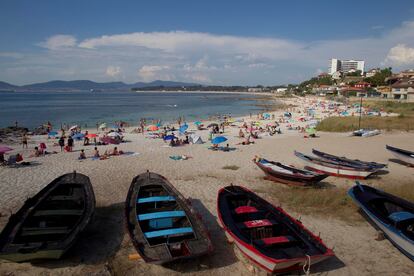 Decenas de personas, este jueves en un caluroso día en la playa de la Fuente, en Vigo.