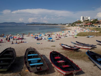 Decenas de personas, este jueves en un caluroso día en la playa de la Fuente, en Vigo.