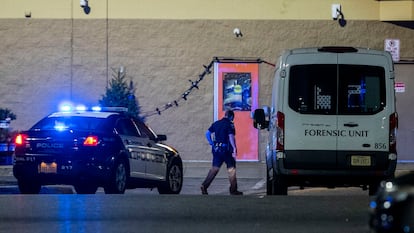 Vehículos de la policía en el exterior del supermercado, tras el tiroteo.  