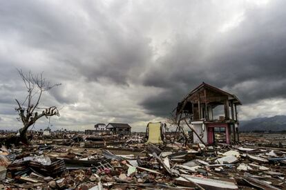 Banda Aceh (Indonesia) era la ciudad grande más cercana al epicentro del terremoto del 26 de diciembre de 2004. Sufrió grandes daños al ser golpeada por el tsunami que desencadenó el seísmo de 9.1 en la escala de Magnitud de Momento (sucesora de la escala sismológica de Richter). Banda Aceh fue, de hecho, la población más afectada. En total, 167.000 personas murieron en el país y decenas de miles resultaron heridas.