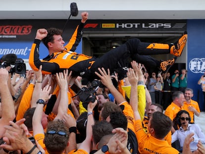 El equipo de McLaren mantea a Lando Norris tras vencer en el GP de Miami.