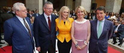 Leguina, Gallardón, Cifuentes, Aguirre y González, en la toma de posesión de la actual presidenta. / LUIS SEVILLANO